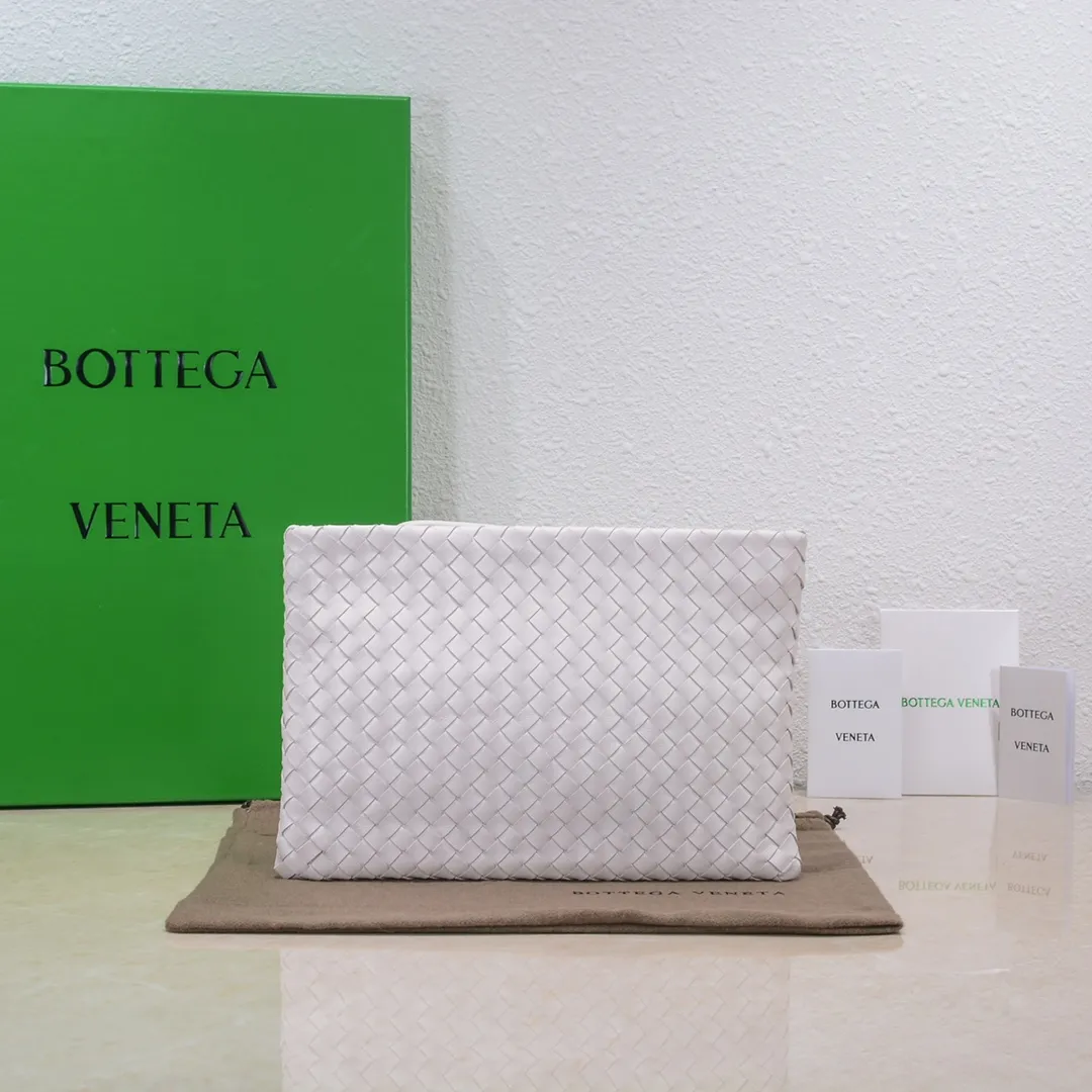 Bv 2022 new woven sheepskin handbag with woven fabric lining. This handbag continues the previous iconic weaving process. The leather is fine and genuine and feels very soft, and the overall shape is excellent. There are multiple card slots inside to store artifacts in an orderly manner. It looks casual, but it is the finishing touch to your whole body. Best choice for gifts or personal use. Size: 30cm, model: 80-2#